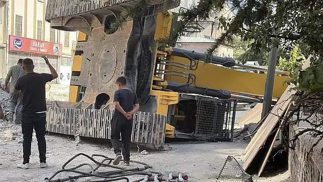 Kayseri'de iş makinası devrildi! Bir kişi...