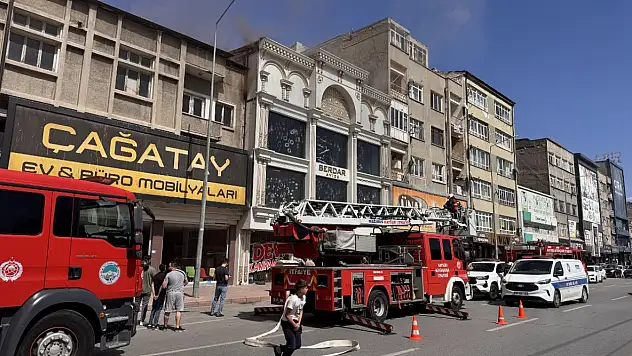 Kayseri'de iş yerinin çatısından dumanlar yükseldi
