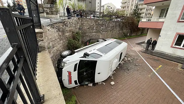 Kayseri'de işçi servisi bahçeye düştü!
