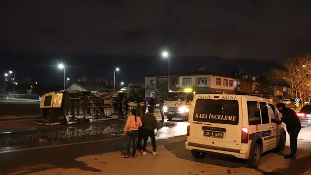 Kayseri'de işçi servisi devrildi: yaralılar var