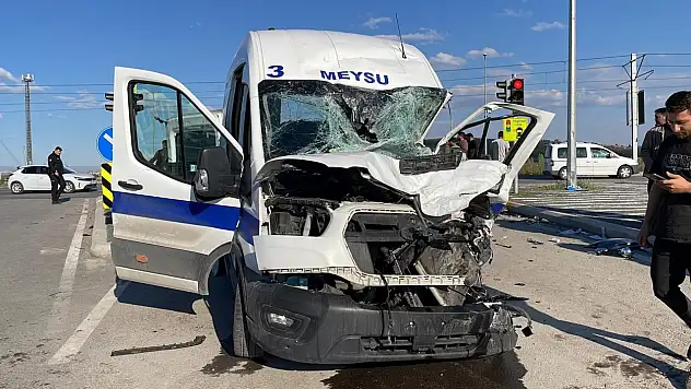 Kayseri'de işçi servisi ile kamyon çarpıştı