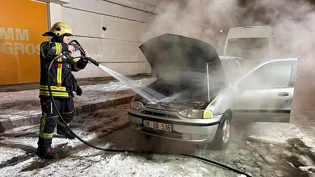 Kayseri'de ısıtmak için çalıştırılan araç cayır cayır yandı