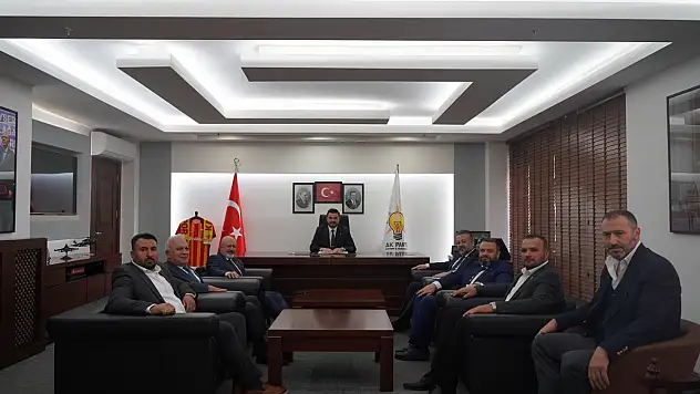 Kayseri'de istifa eden Yeniden Refah Partililer AK Parti rozeti taktı