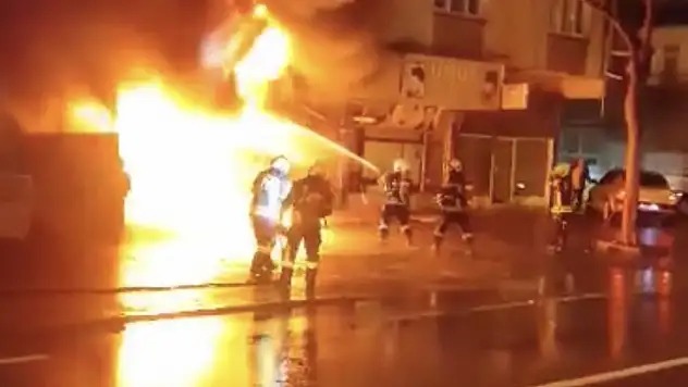 Kayseri'de itfaiye ekiplerinin yangına müdahale ettiği anlar kameraya yansıdı!