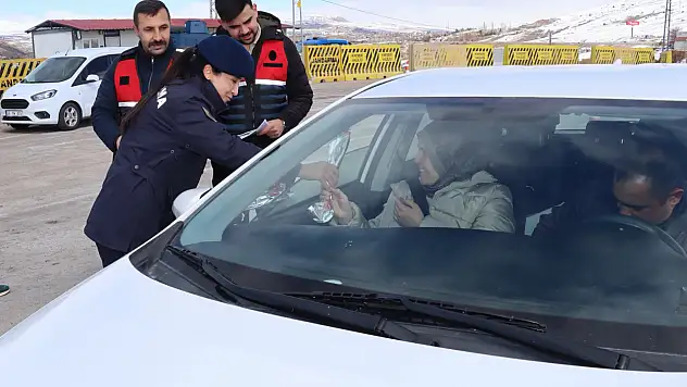 Kayseri'de jandarma araçları durdurdu! Bakın ne yaptı?