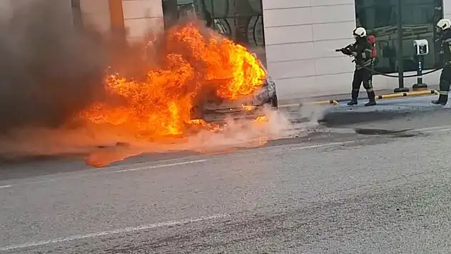Kayseri'de kâbus sürüyor! Bir elektrikli otomobil daha yandı