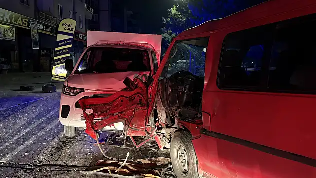 Kayseri'de kafa kafaya çarpıştılar! Sürücülerden biri araçta sıkıştı, diğeri olay yerinden kaçtı