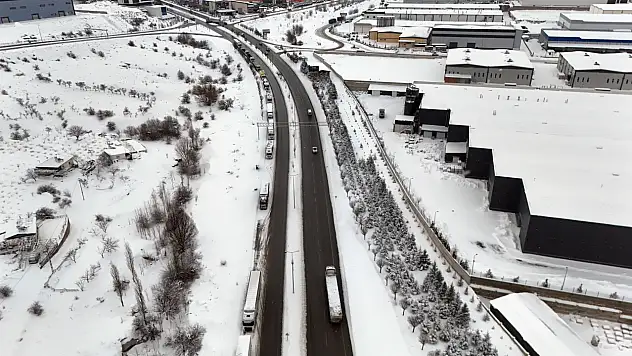 Kayseri'de kapanan yollardaki trafik görüntülendi!
