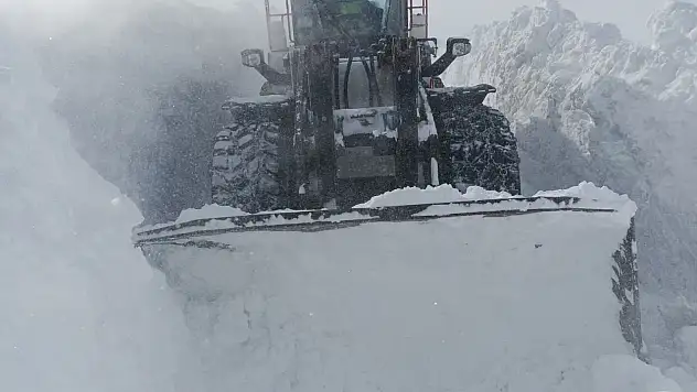 Kayseri'de kar bir metreyi aştı! Yol açma mücadelesi sürüyor
