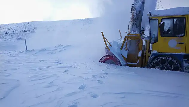 Kayseri'de kar engelini aşan ekipler 47 yolu açtı