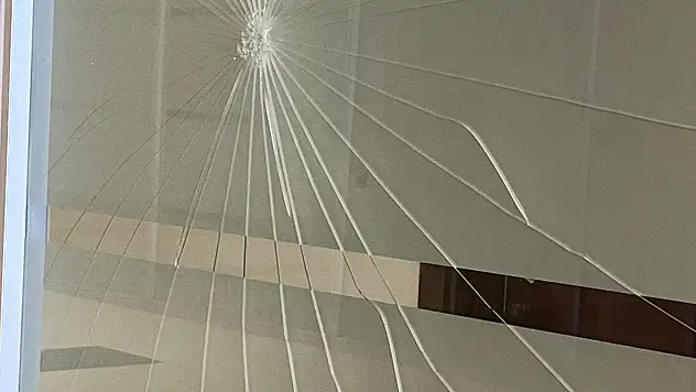 Kayseri'de karara sinirlendi: Adliyede camı kırdı