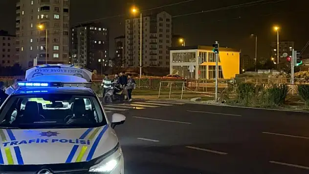 Kayseri'de karşıya geçmek isterken tramvayla çarpıştı!