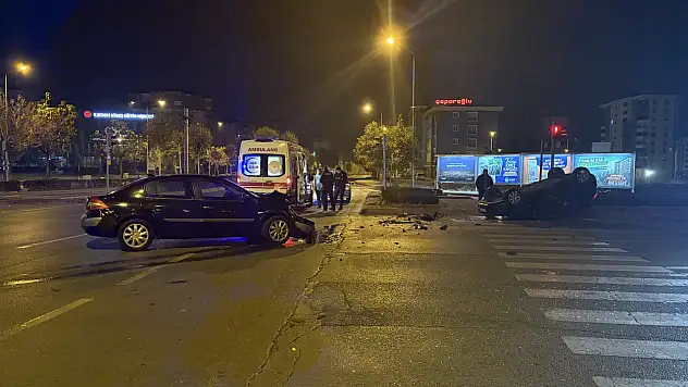 Kayseri'de kavşakta iki otomobil çarpıştı! Takla atarak durabildi