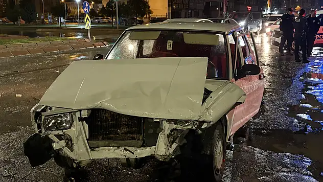 Kayseri'de kaza: Araç hurdaya döndü