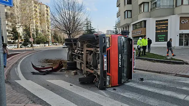 Kayseri'de kaza! Canlı hayvan nakil kamyoneti yan yattı
