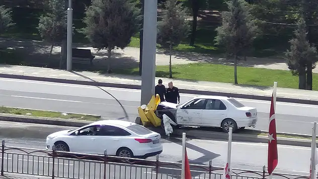 Kayseri'de kaza! Kontrolünü kaybeden sürücü direğe girdi