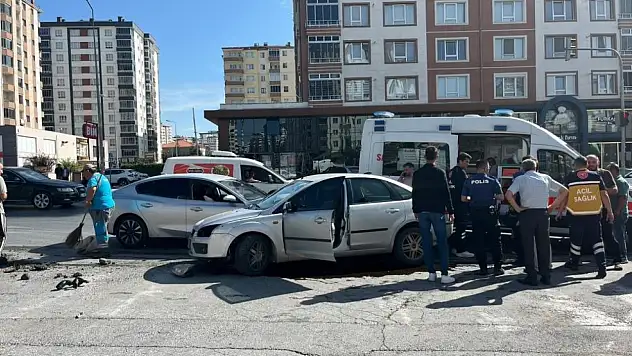 Kayseri'de kaza! Otomobiller çarpıştı, 2 yaralı