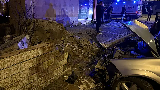 Kayseri'de kazada savrulan otomobil binanın bahçesini yıktı! 5 kişi...