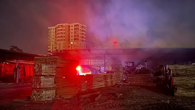 Kayseri'de kereste fabrikasında yangın paniği