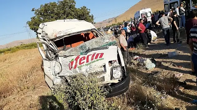 Kayseri'de 18 kişinin yaralandığı feci kaza kamerada
