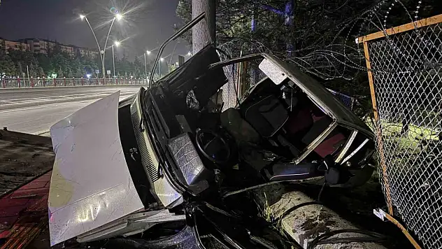 Kayseri'de ağır hasarlı kaza: Otomobil hurdaya dönüştü
