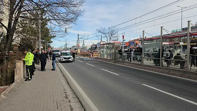 Kayseri'de korku dolu anlar! Otomobil yayaların arasına daldı
