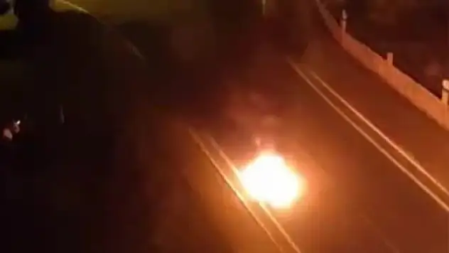 Kayseri'de korku dolu anlar! Hareket halindeki motosiklet alev alev yandı