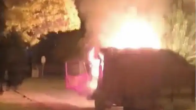 Kayseri'de korku dolu anlar: İki araç birden yandı