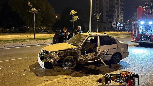 Kayseri'de korkutan anlar! Ağaca çarpan otomobil yola savruldu, sürücü sıkıştı