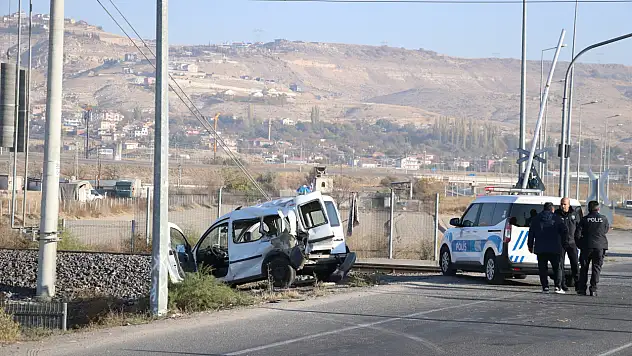 Kayseri'de korkutan kaza! Lokomotif hafif ticari araca çarptı