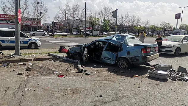 Kayseri'de korkutan kaza! Otomobil hurdaya döndü