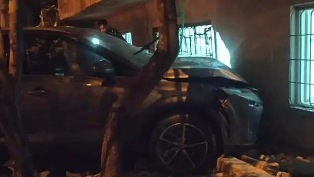 Kayseri'de korkutan kaza: Otomobil bahçe duvarına daldı