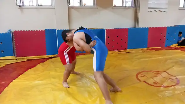 Kayseri'de liselerarası baş pehlivanlar sahne aldı