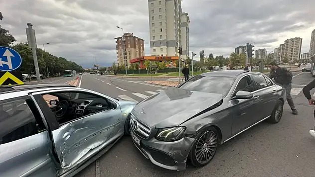 Kayseri'de lüks araç kazaya karıştı! İşte o anlar