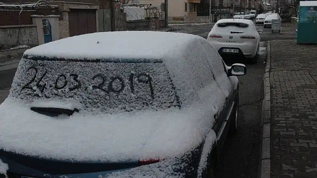 Yağan kar görenleri şaşırttı!