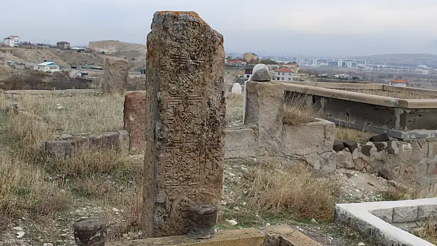 Kayseri'de mezarlıkta bulunan gizemli taşlar merak uyandırdı