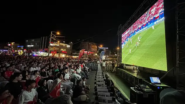 Kayseri'de milli maç için dev ekran kurulacak! Çay, çorba, simit ikram