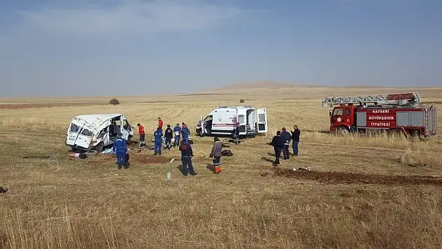 Kayseri'de minibüs devrildi: ölü ve yaralılar var