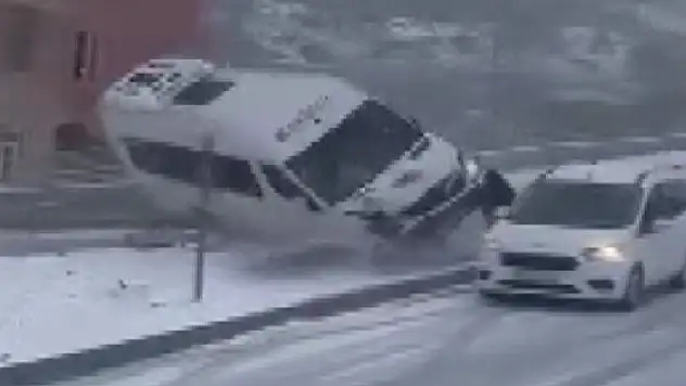 Kayseri'de minibüs devrildi
