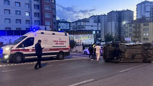 Kayseri'de minibüs önce çarpıştı, sonra yan yattı!