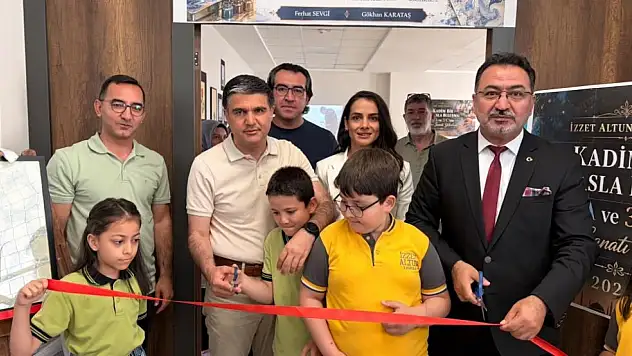 Kayseri'de minik öğrencilerden ebru sergisi