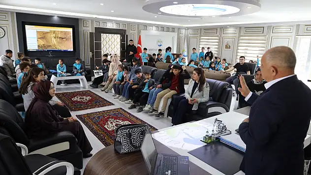 Kayseri'de minikler Başkanın makamında