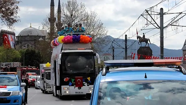 Kayseri'de 23 Nisan üstü açık otobüsle mehter takımı eşliğinde kutlandı