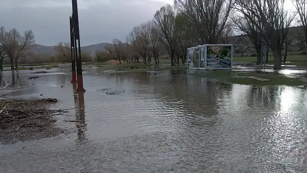 Kayseri'de o ilçeyi sağanak vurdu! Irmak taştı, tesis sular altında kaldı