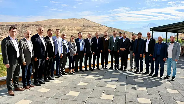 Kayseri'de o partiden istifa eden meclis üyeleri AK Parti'ye katıldı!