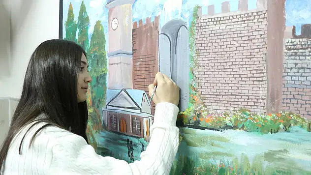 Kayseri'de öğrenciler boş koridorları tuvale dönüştürdü