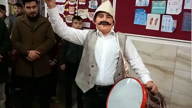Kayseri'de öğrenciler Ramazan davulcusu oldu