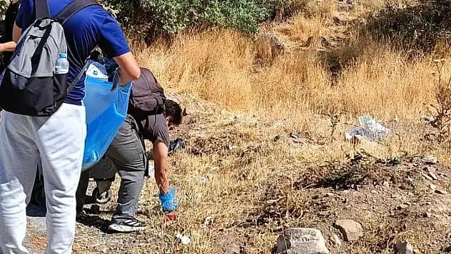 Kayseri'de öğrencilerden örnek hareket! Hem tırmandılar hem topladılar