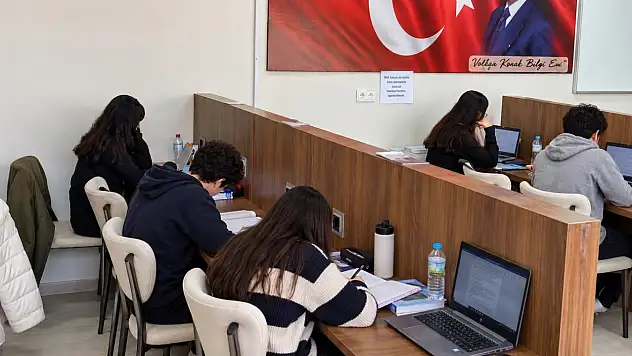 Kayseri'de öğrencilerin ücretsiz yararlandığı Bilgi Evi'nde hangi imkânlar sunuluyor?