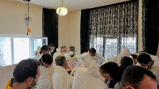 Kayseri'de oldu! Hastayı evden özel kıyafetli maskeli görevliler böyle çıkardı